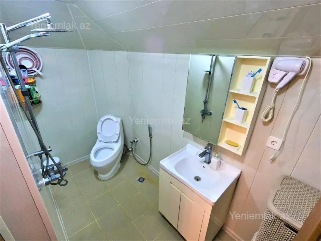 Satılır 8 otaqlı həyət evi 300 m²