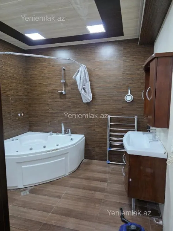 Satılır 3 otaqlı yeni tikili 130 m²