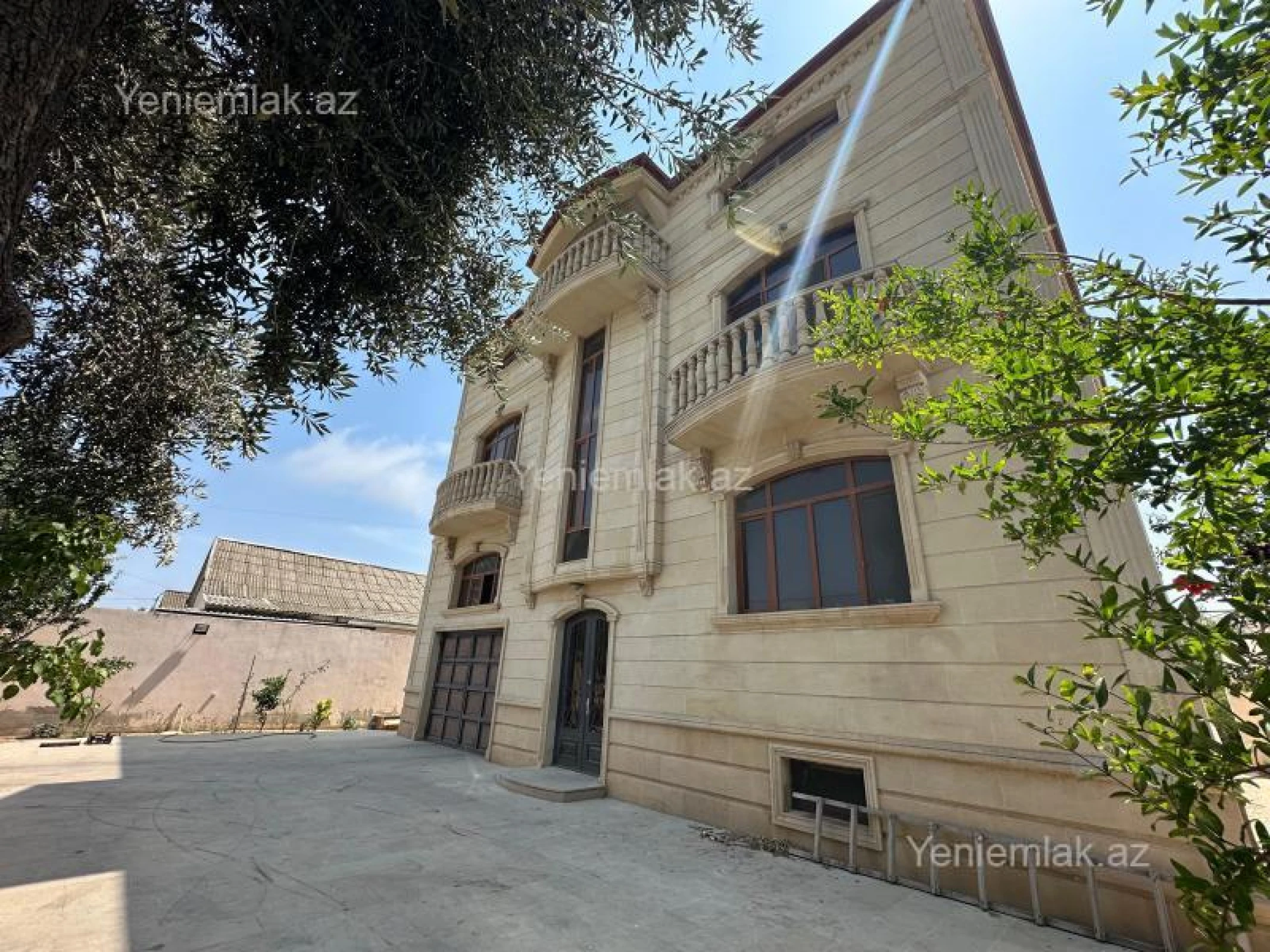 Satılır 9 otaqlı həyət evi 660 m²