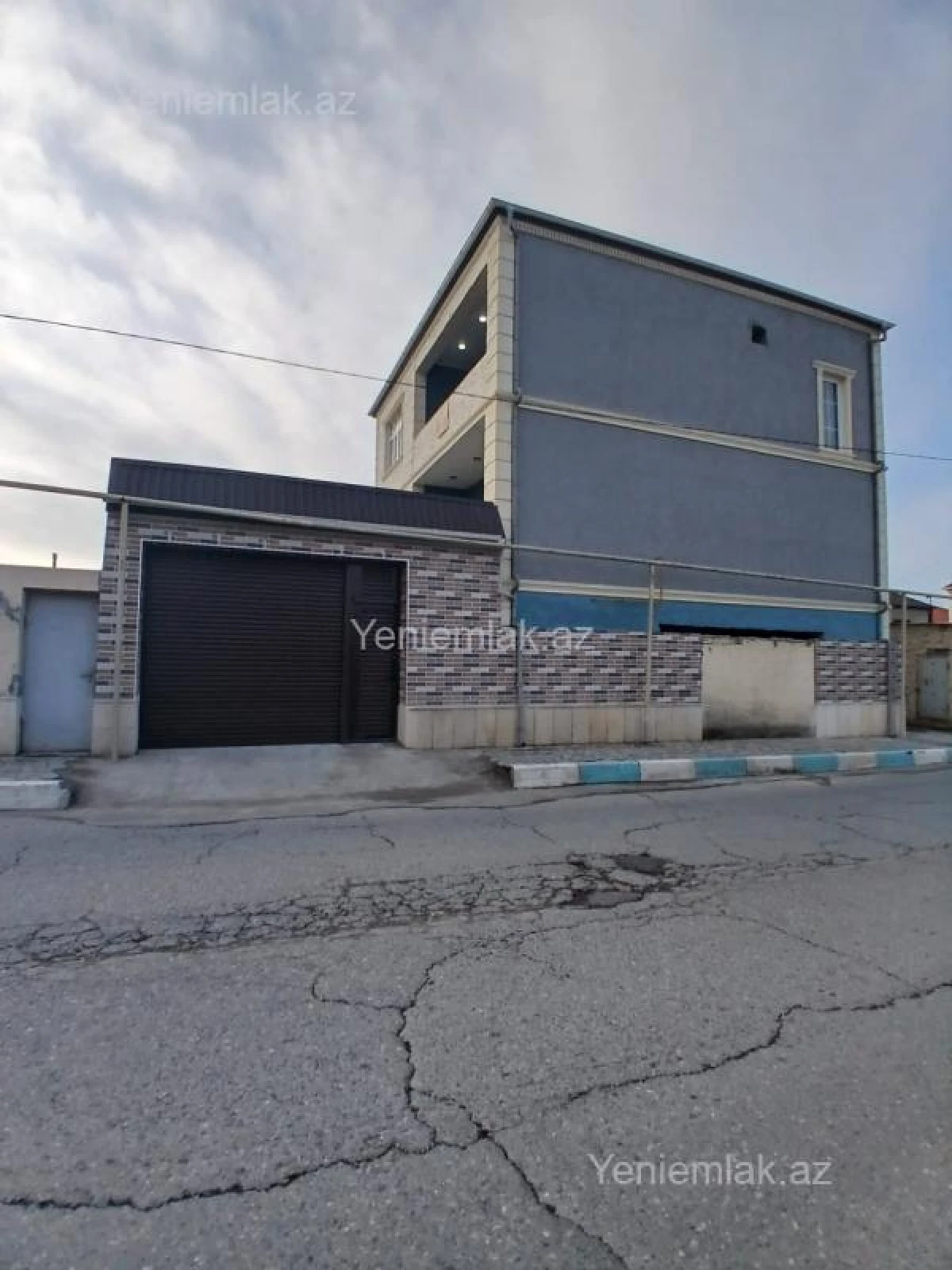 Satılır 5 otaqlı həyət evi 300 m²