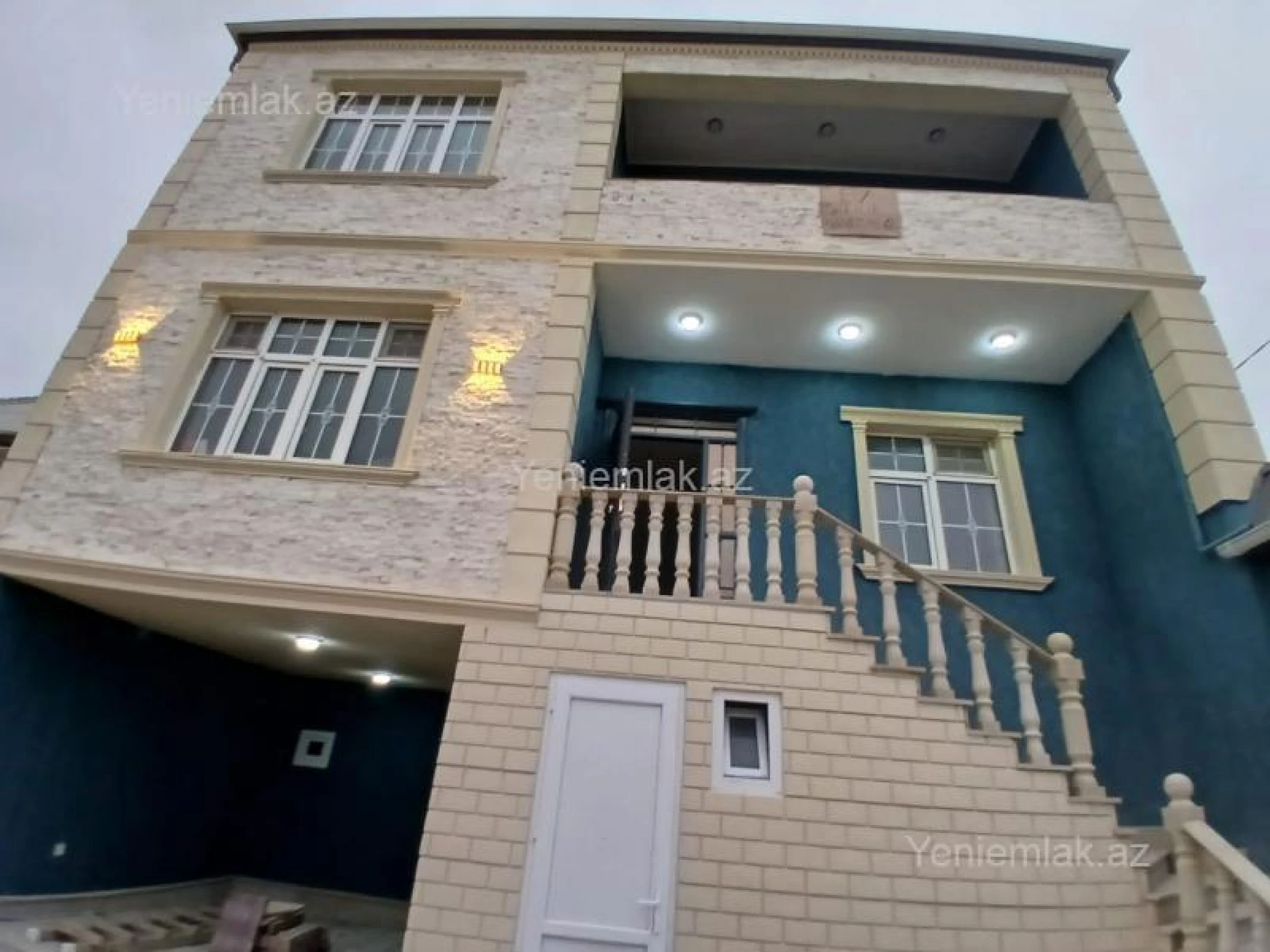 Satılır 5 otaqlı həyət evi 300 m²