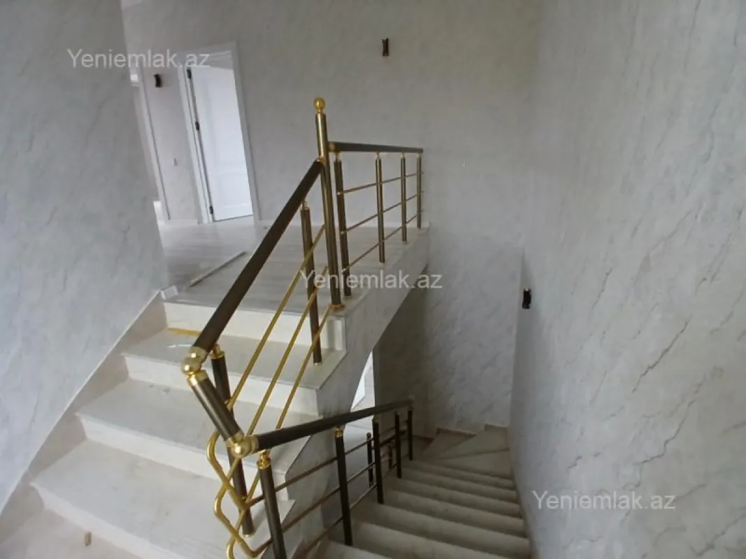 Satılır 5 otaqlı həyət evi 300 m²