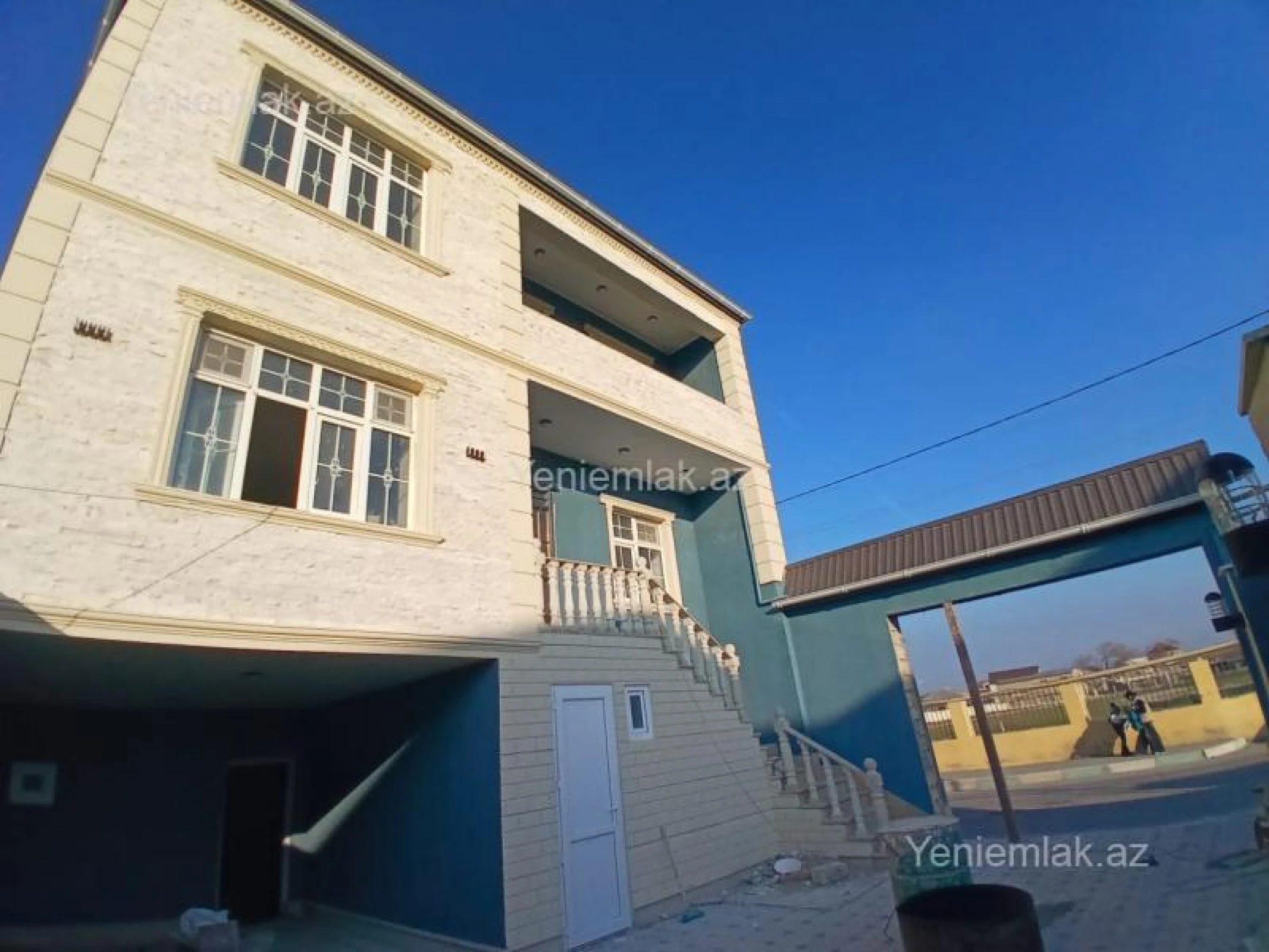 Satılır 5 otaqlı həyət evi 300 m²