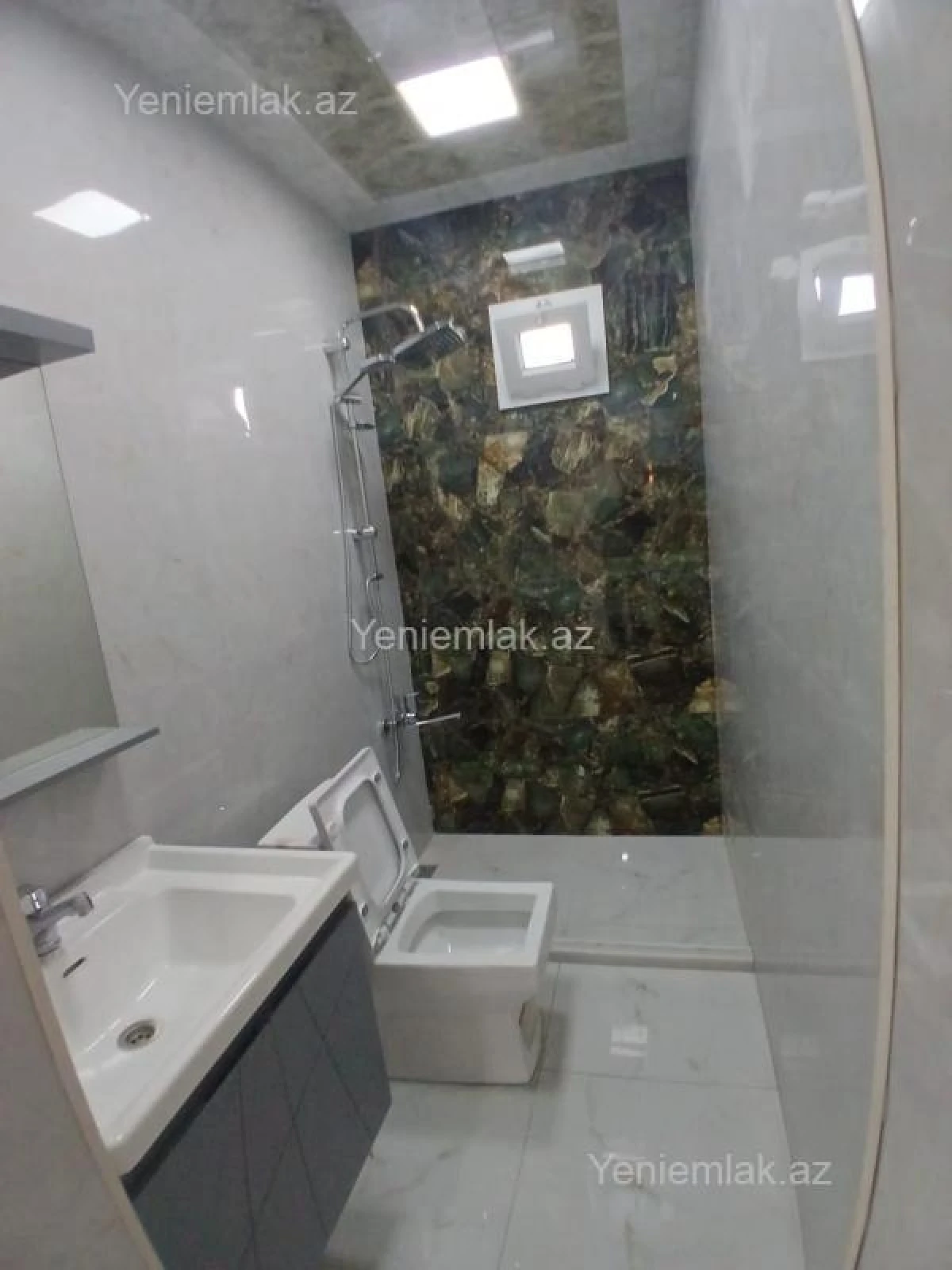 Satılır 5 otaqlı həyət evi 300 m²