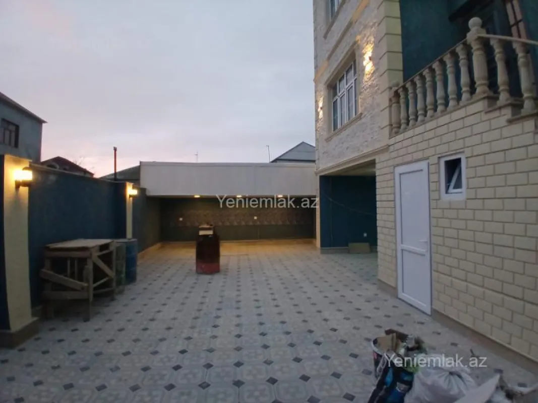 Satılır 5 otaqlı həyət evi 300 m²