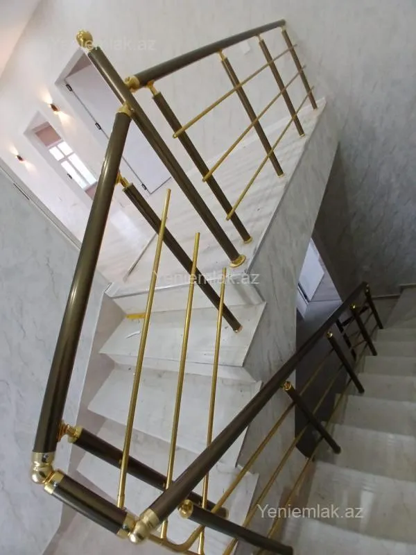 Satılır 5 otaqlı həyət evi 300 m²