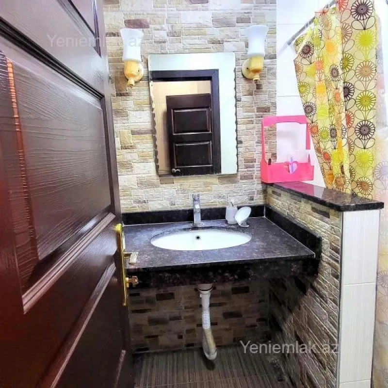 Satılır 4 otaqlı köhnə tikili 100.5 m²