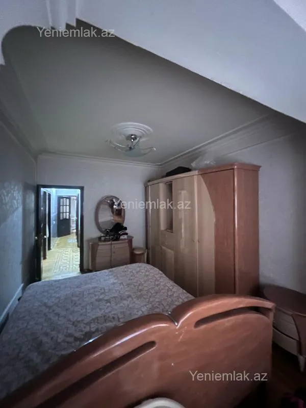 Satılır 4 otaqlı köhnə tikili 110 m²