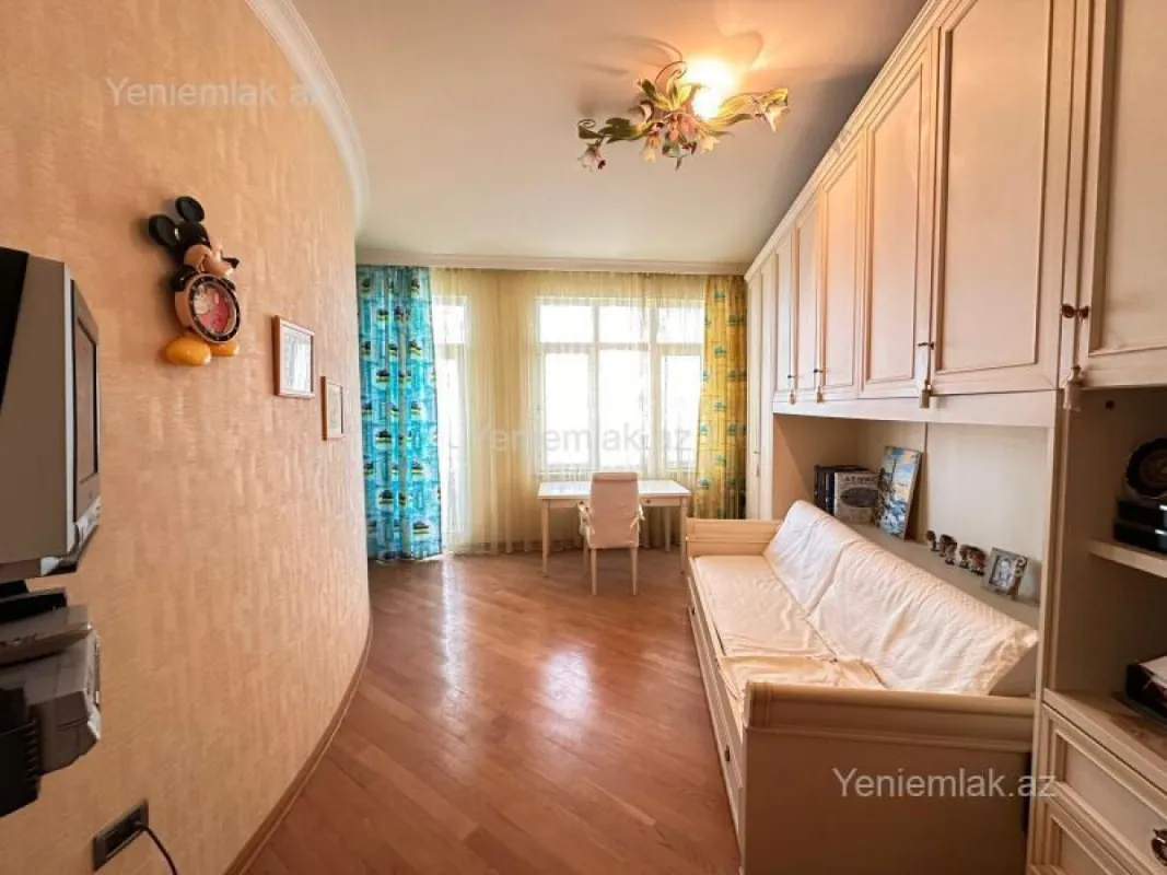 Satılır 4 otaqlı yeni tikili 240 m²