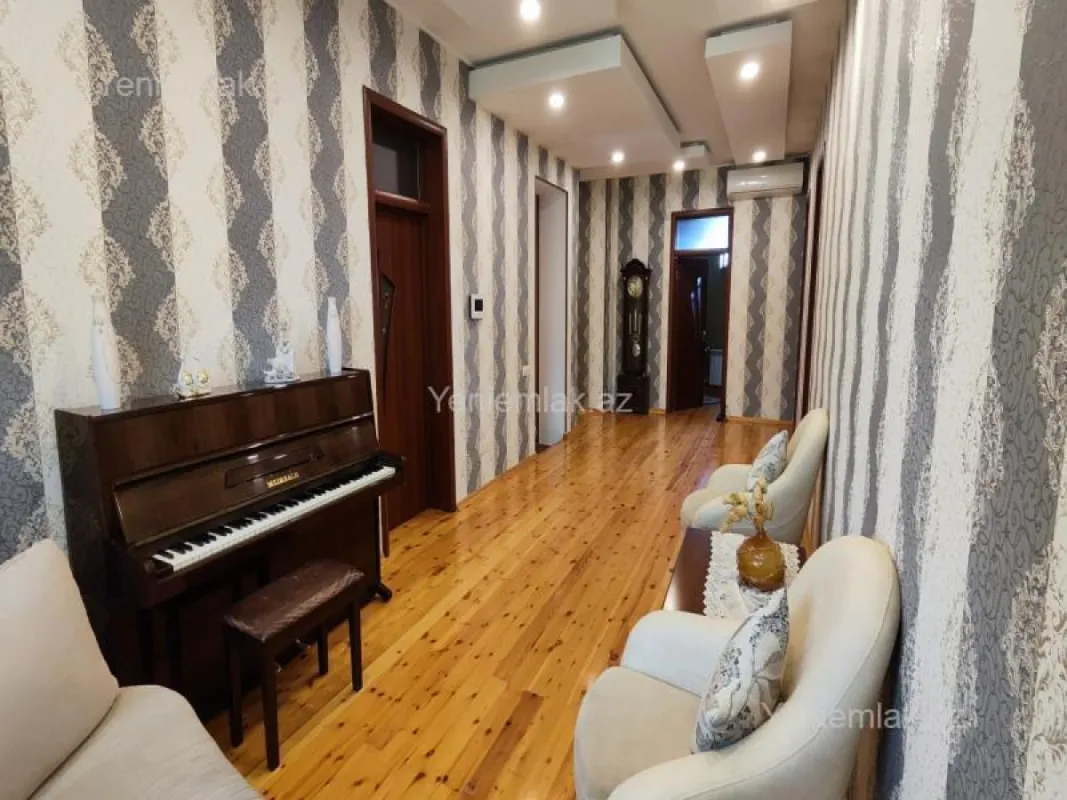 Satılır 8 otaqlı həyət evi 450 m²