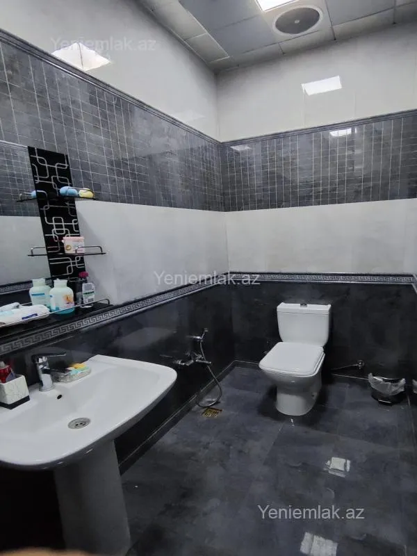 Satılır 8 otaqlı həyət evi 450 m²