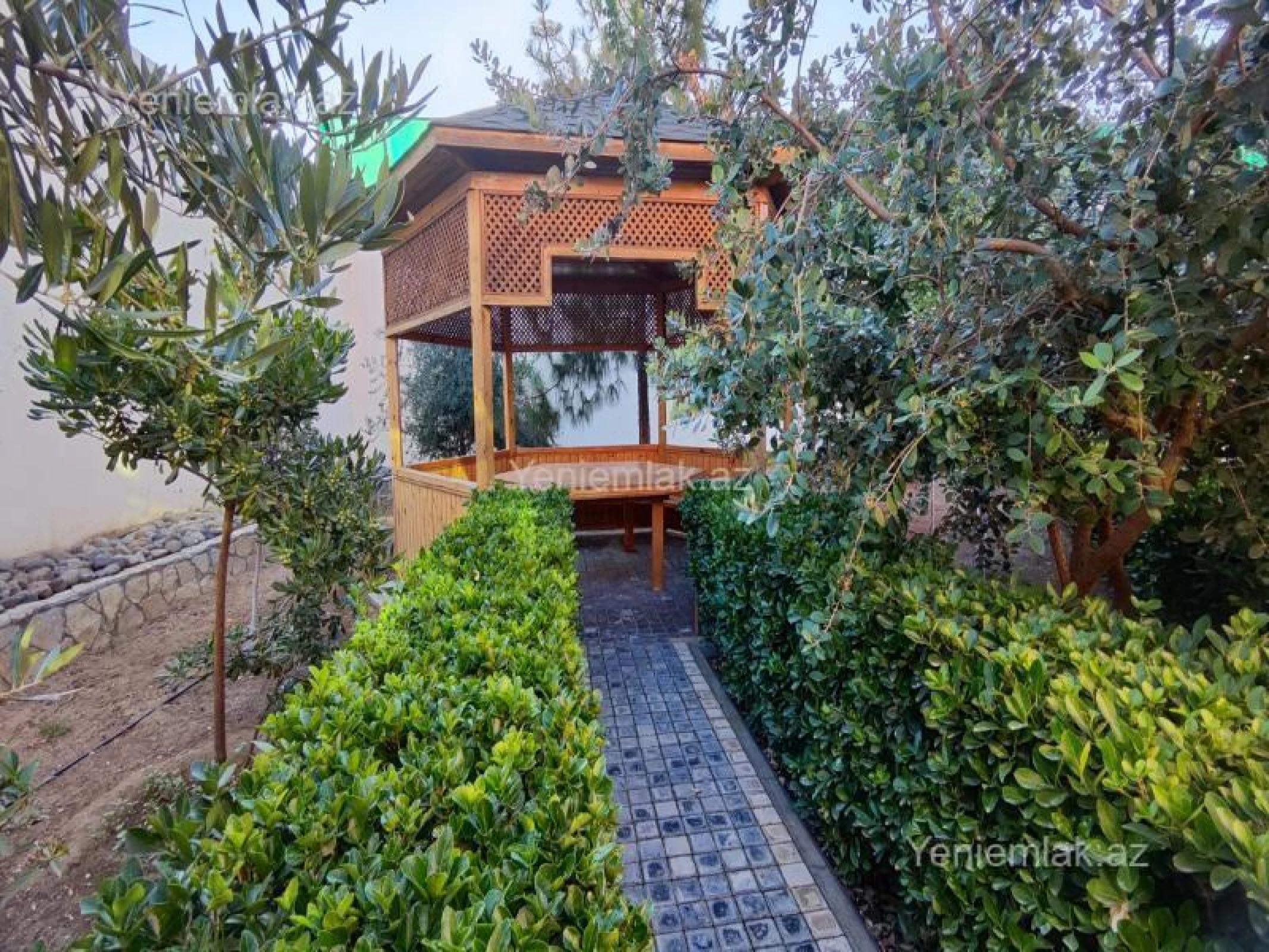 Satılır 8 otaqlı həyət evi 450 m²