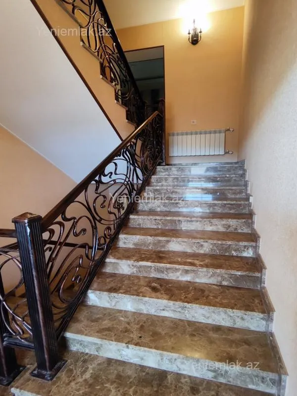 Satılır 8 otaqlı həyət evi 450 m²