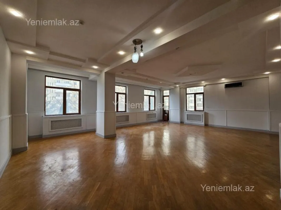 Satılır 6 otaqlı ofis 300 m²