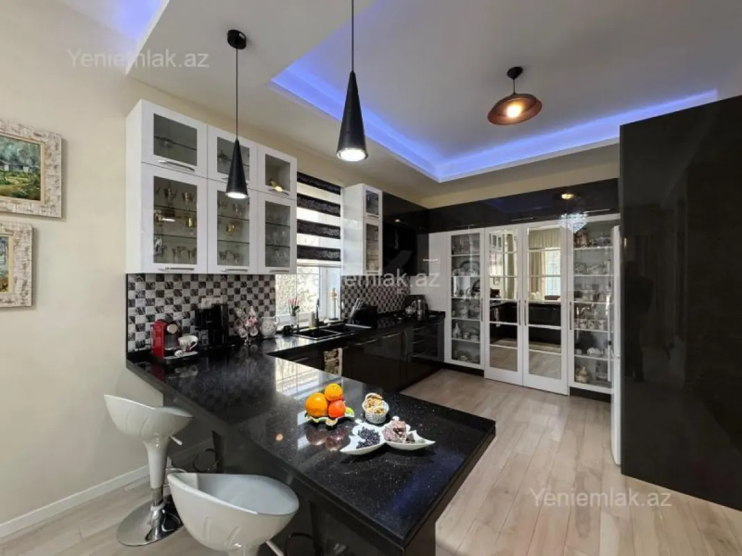 Satılır 5 otaqlı həyət evi 450 m²