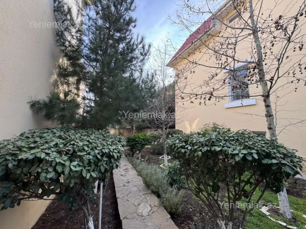Satılır 5 otaqlı həyət evi 450 m²