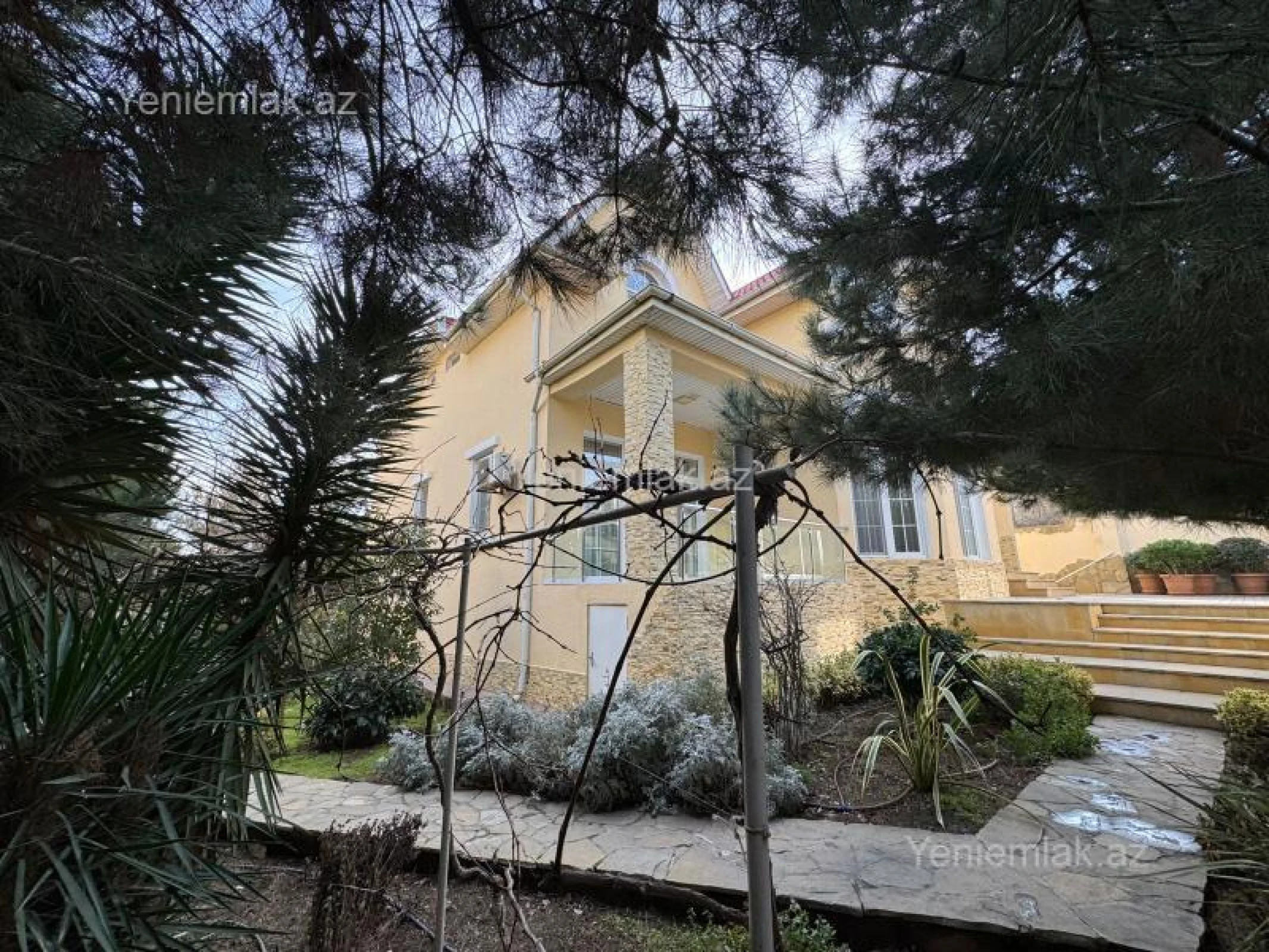 Satılır 5 otaqlı həyət evi 450 m²