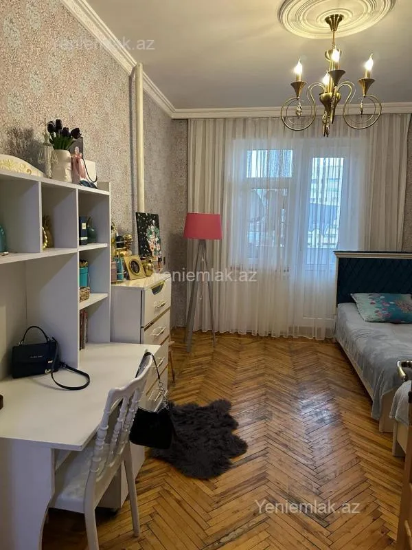 Satılır 4 otaqlı köhnə tikili 100 m²