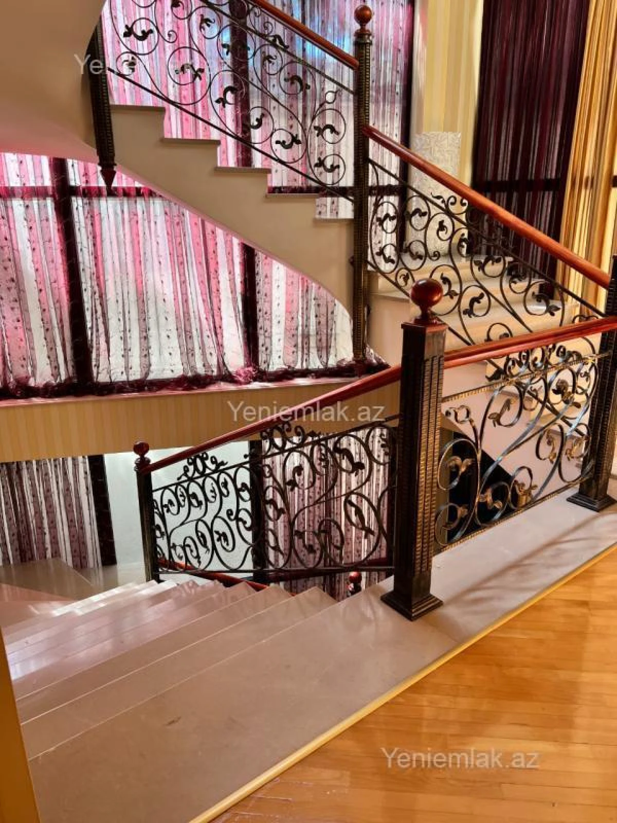 Satılır 9 otaqlı həyət evi 550 m²