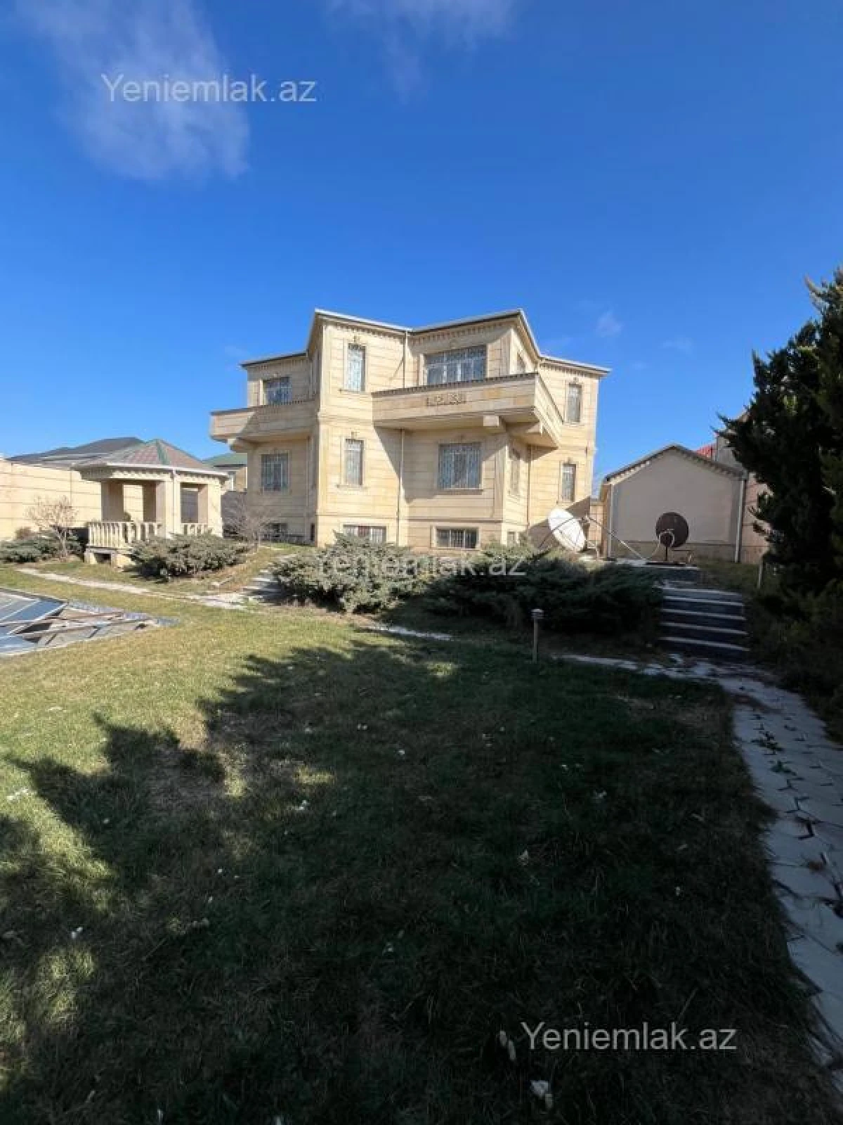 Satılır 8 otaqlı həyət evi 660 m²