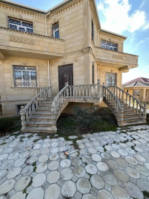 Satılır 8 otaqlı həyət evi 660 m²