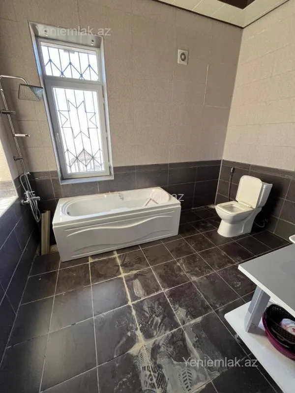 Satılır 8 otaqlı həyət evi 660 m²