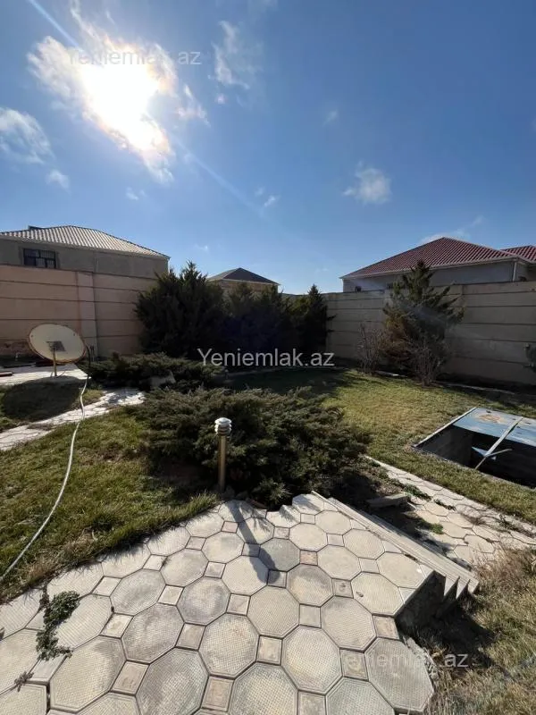 Satılır 8 otaqlı həyət evi 660 m²