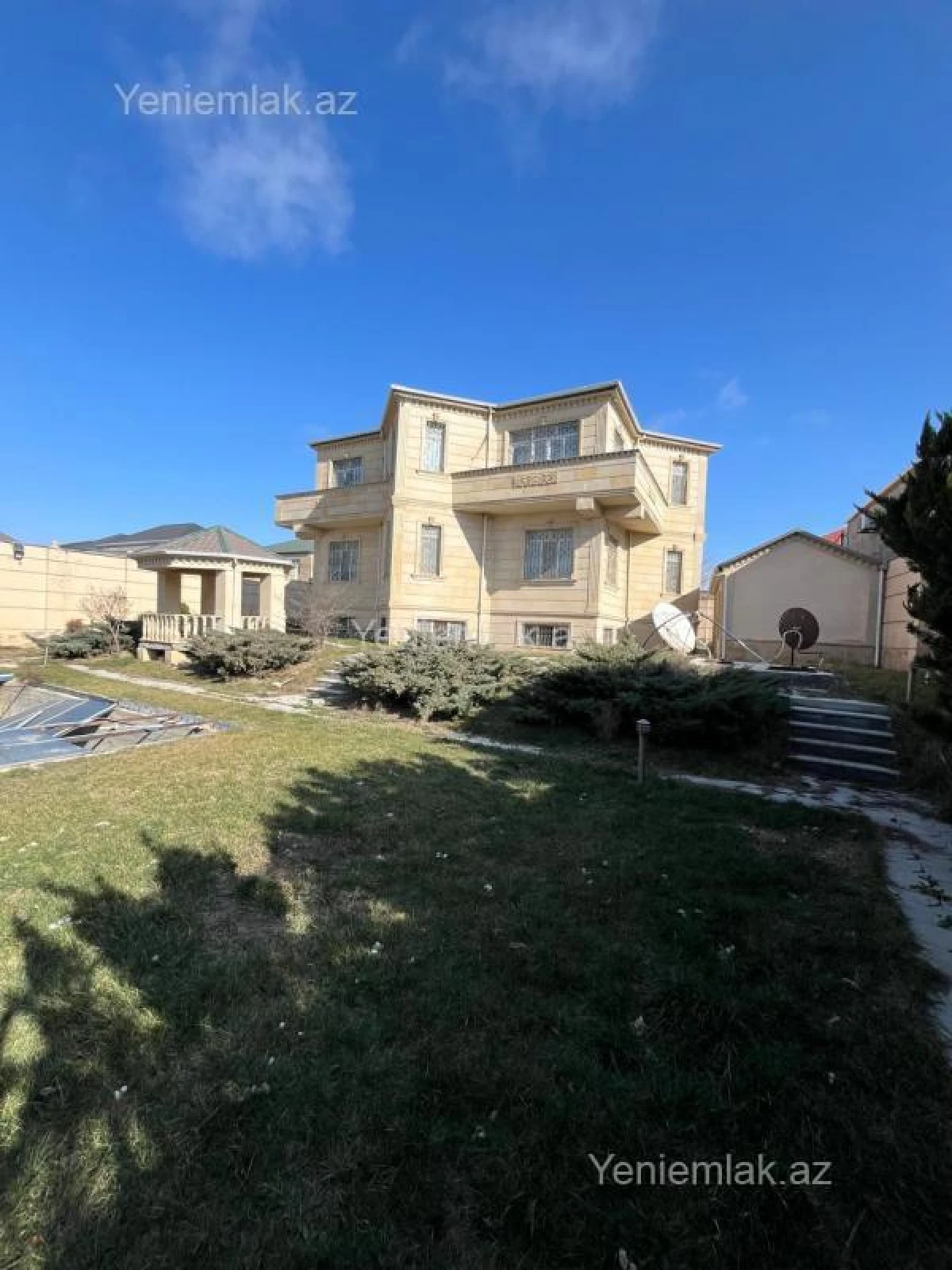 Satılır 8 otaqlı həyət evi 660 m²