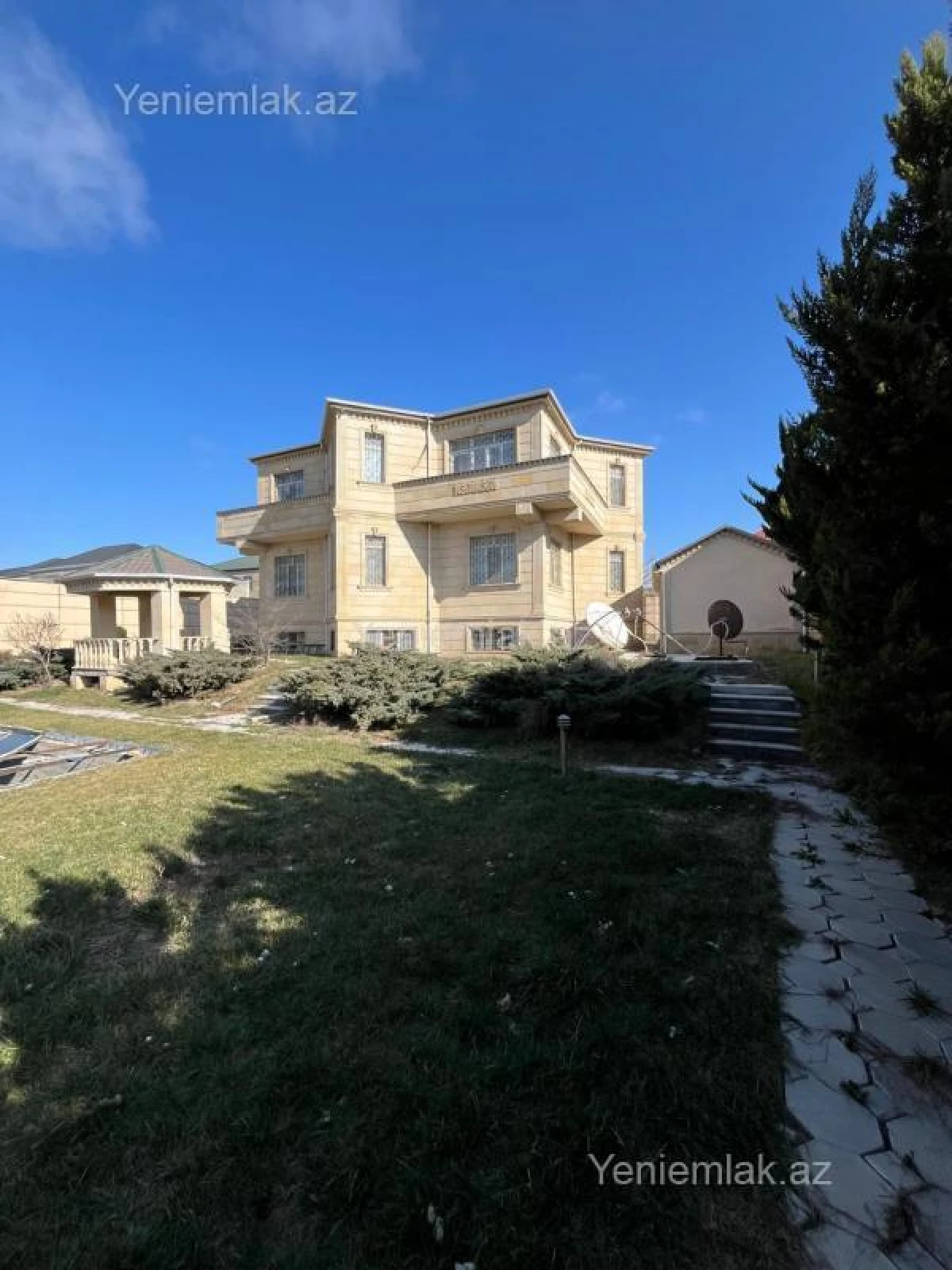 Satılır 8 otaqlı həyət evi 660 m²