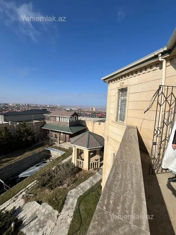 Satılır 8 otaqlı həyət evi 660 m²