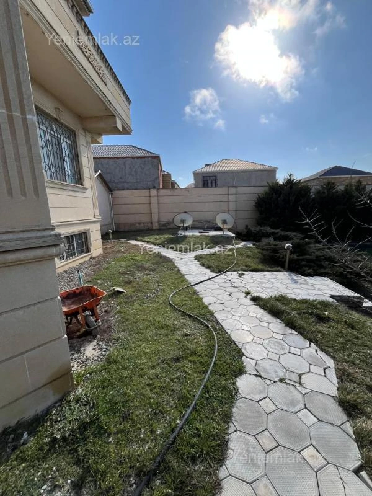 Satılır 8 otaqlı həyət evi 660 m²