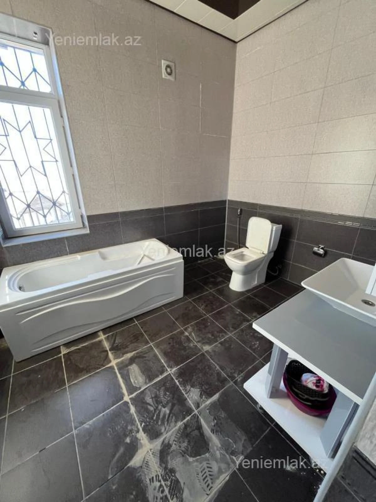Satılır 8 otaqlı həyət evi 660 m²
