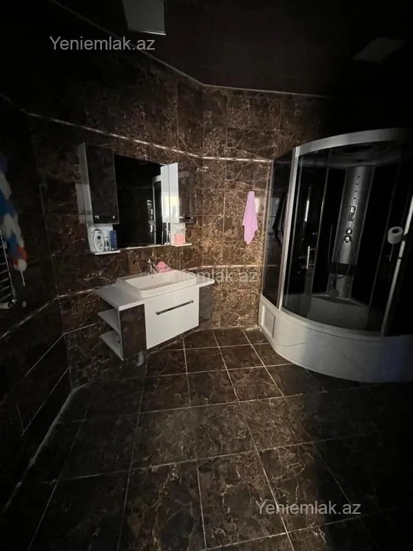 Satılır 8 otaqlı həyət evi 660 m²