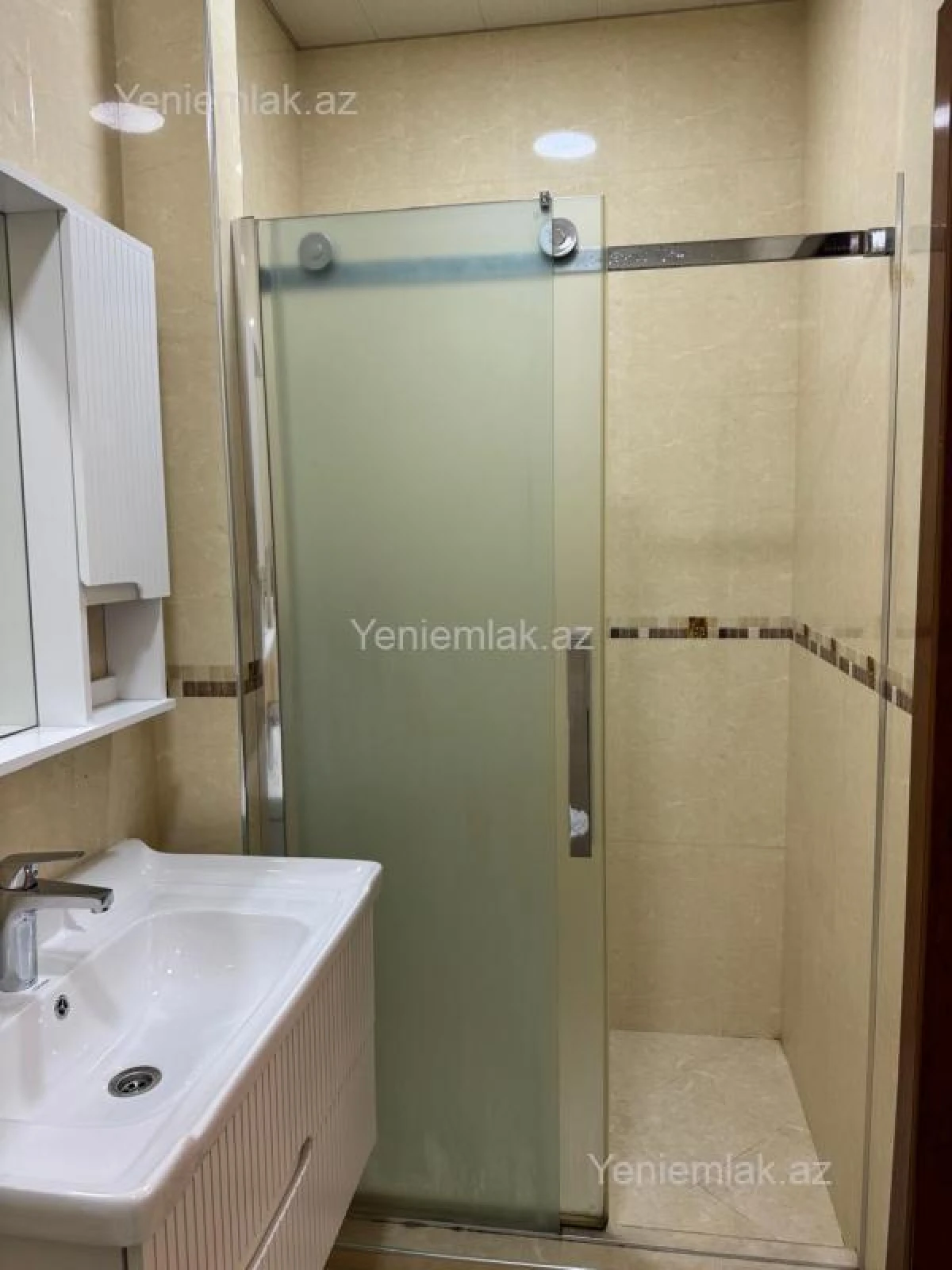 Satılır 3 otaqlı yeni tikili 180 m²