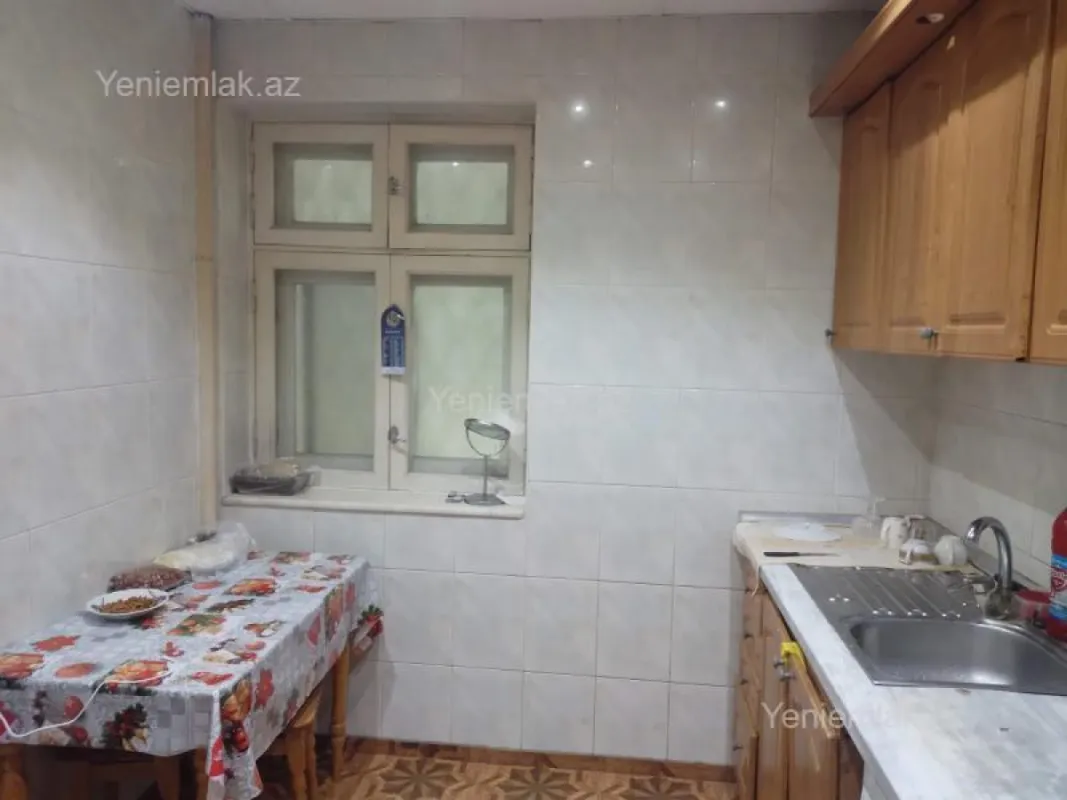 Satılır 2 otaqlı köhnə tikili 75 m²