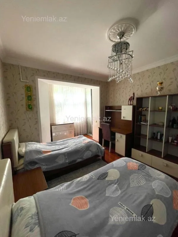 Satılır 4 otaqlı köhnə tikili 120 m²