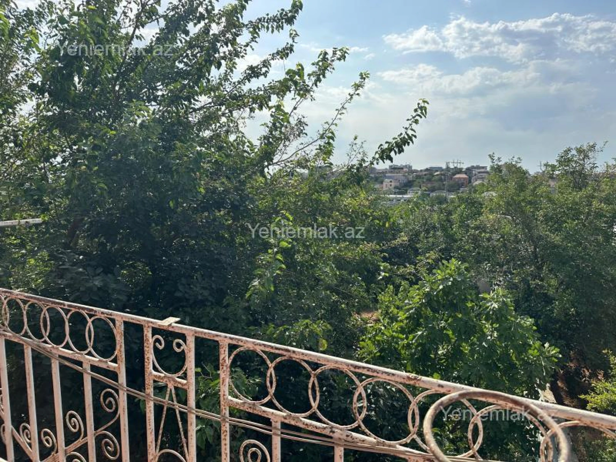 Satılır 14 otaqlı həyət evi 400 m²