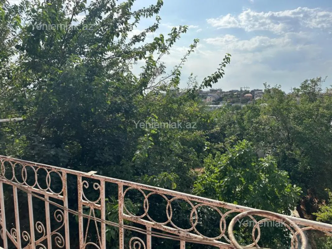 Satılır 14 otaqlı həyət evi 400 m²