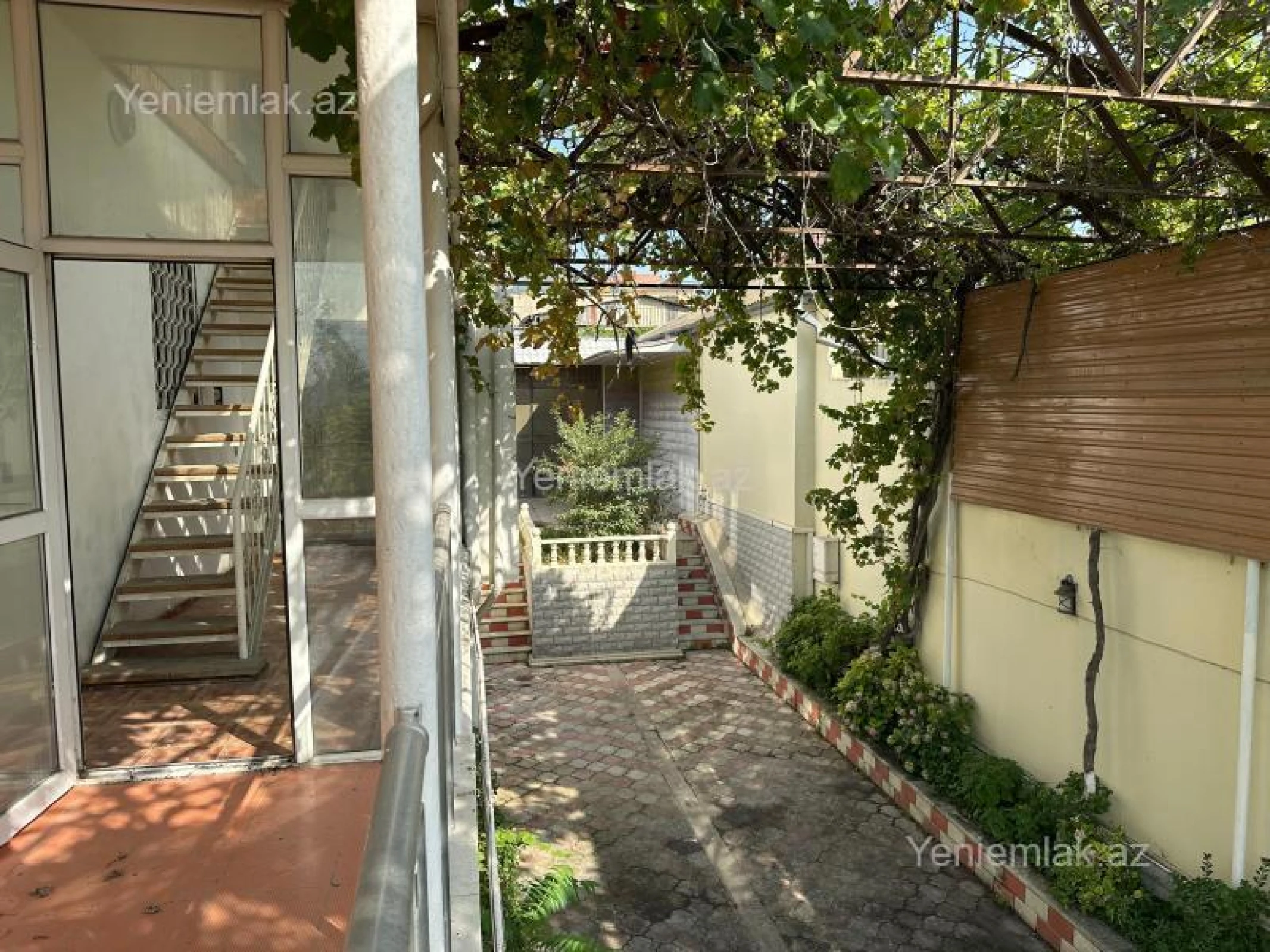 Satılır 14 otaqlı həyət evi 400 m²