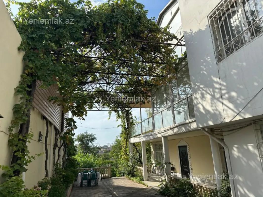 Satılır 14 otaqlı həyət evi 400 m²