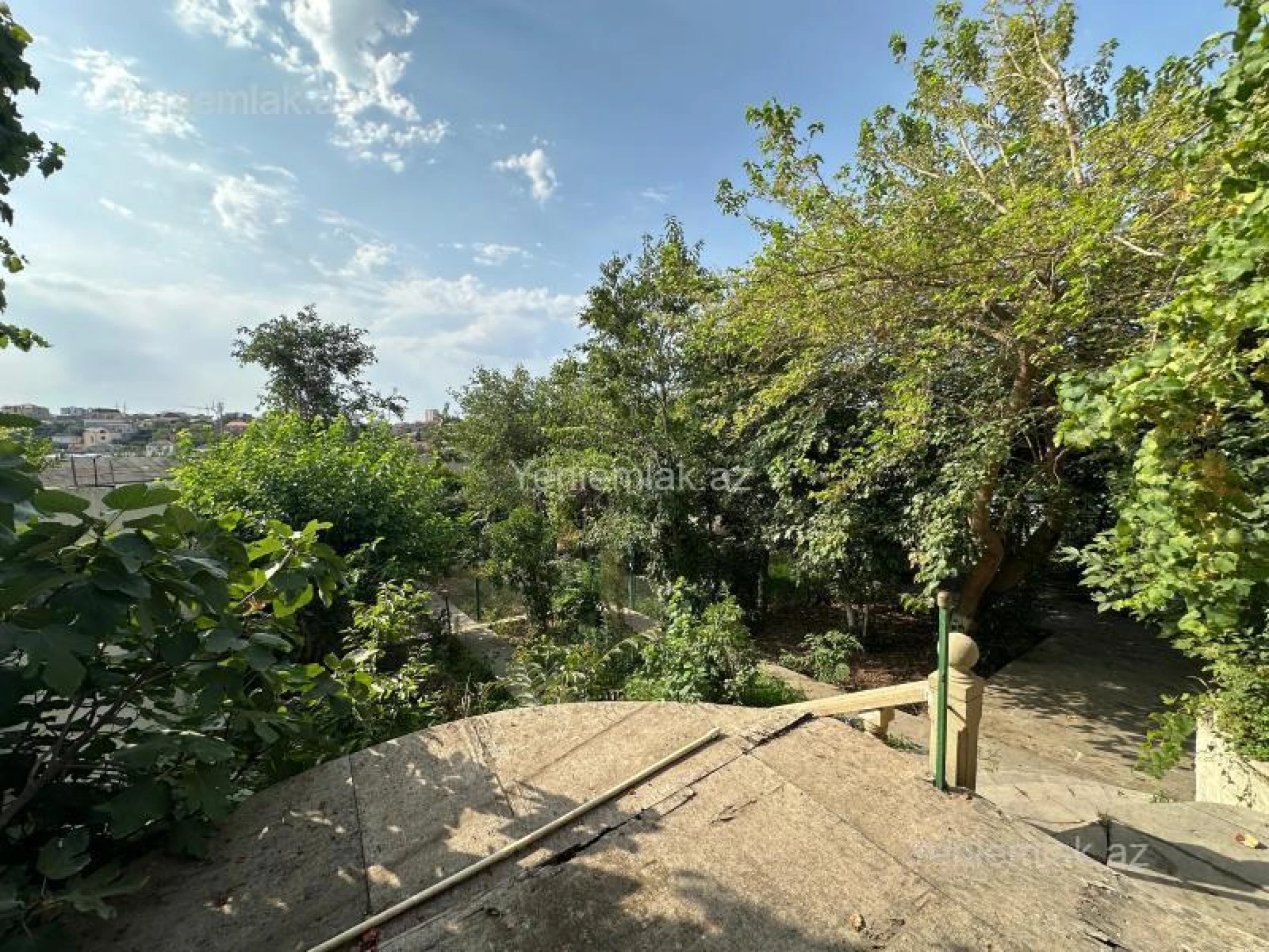 Satılır 14 otaqlı həyət evi 400 m²