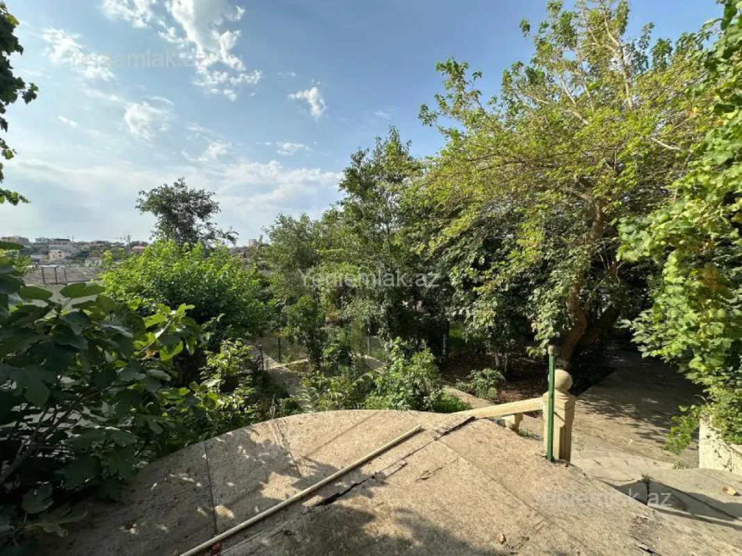 Satılır 14 otaqlı həyət evi 400 m²