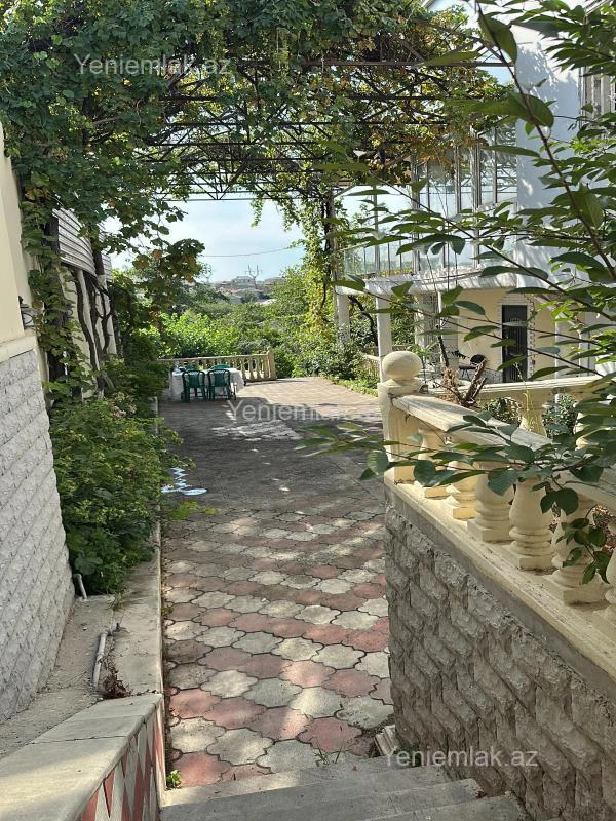 Satılır 14 otaqlı həyət evi 400 m²