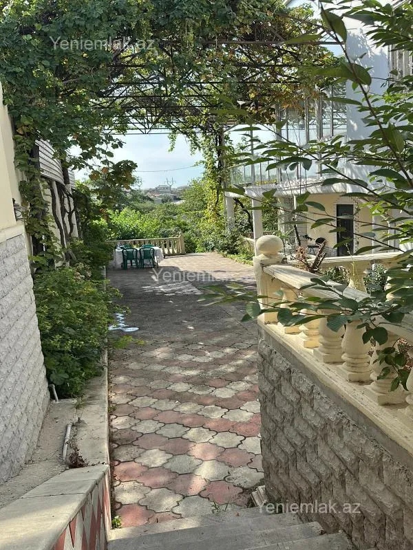 Satılır 14 otaqlı həyət evi 400 m²