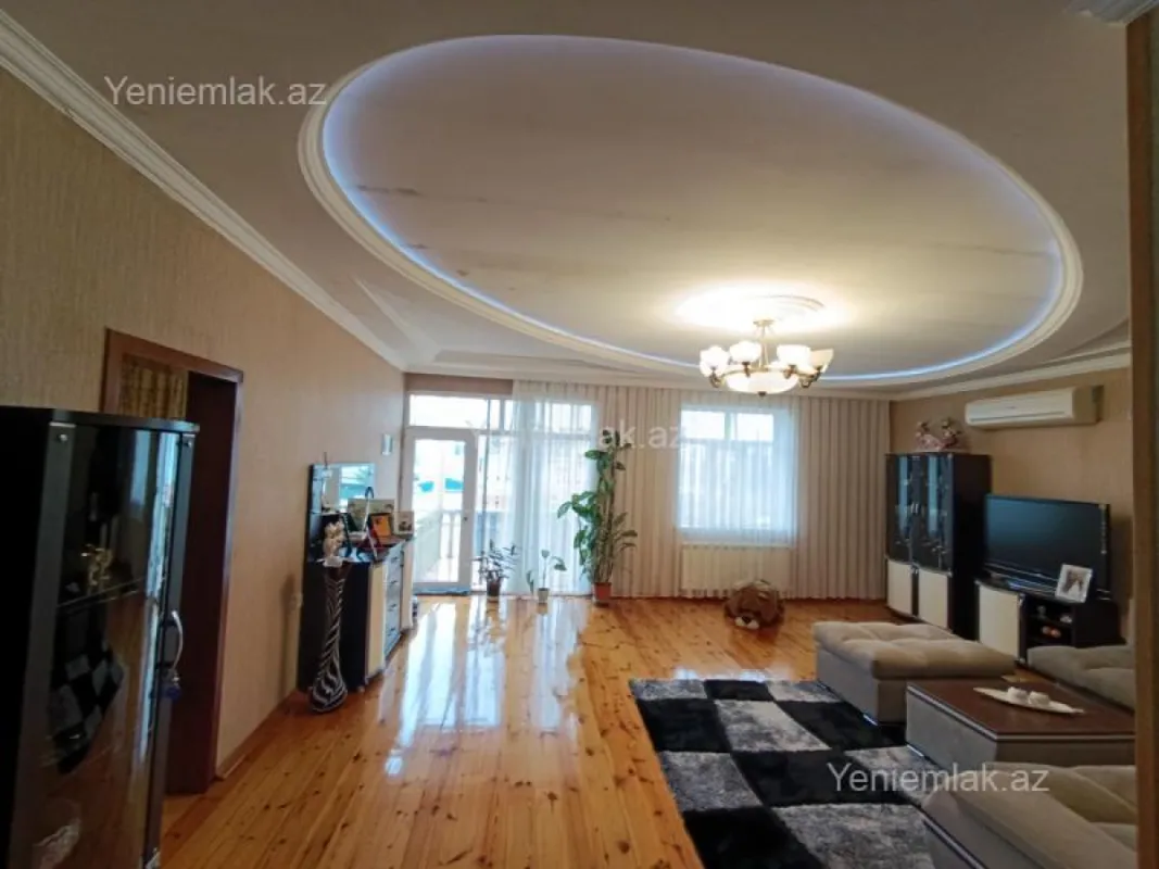 Satılır 7 otaqlı həyət evi 240 m²