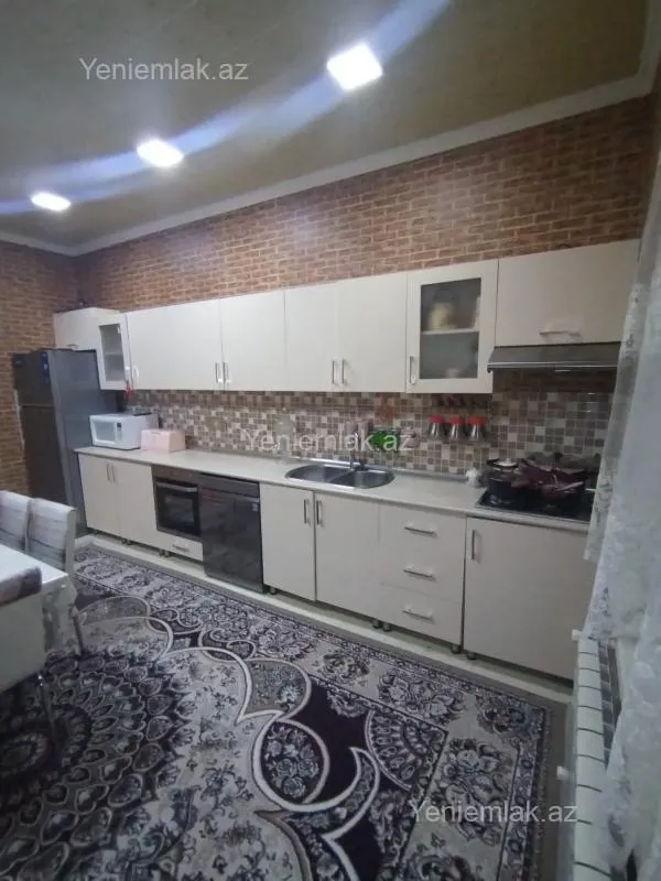Satılır 5 otaqlı həyət evi 200 m²