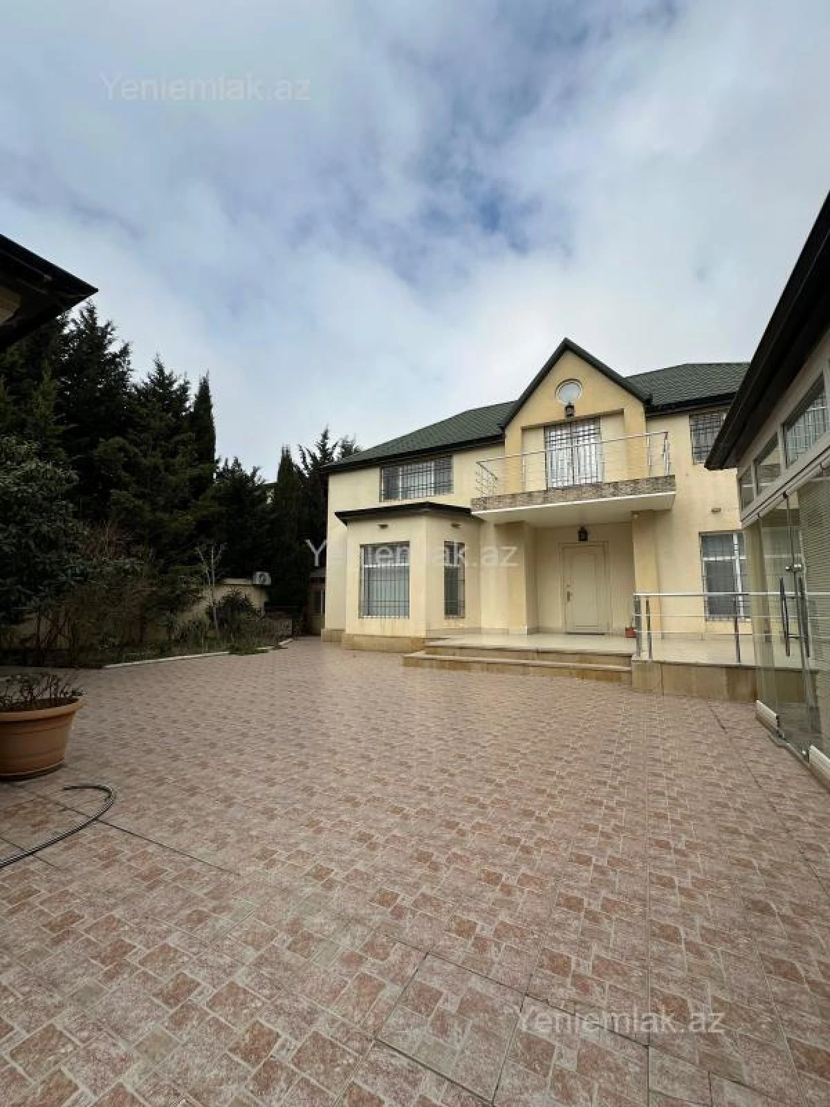 Satılır 4 otaqlı həyət evi 220 m²