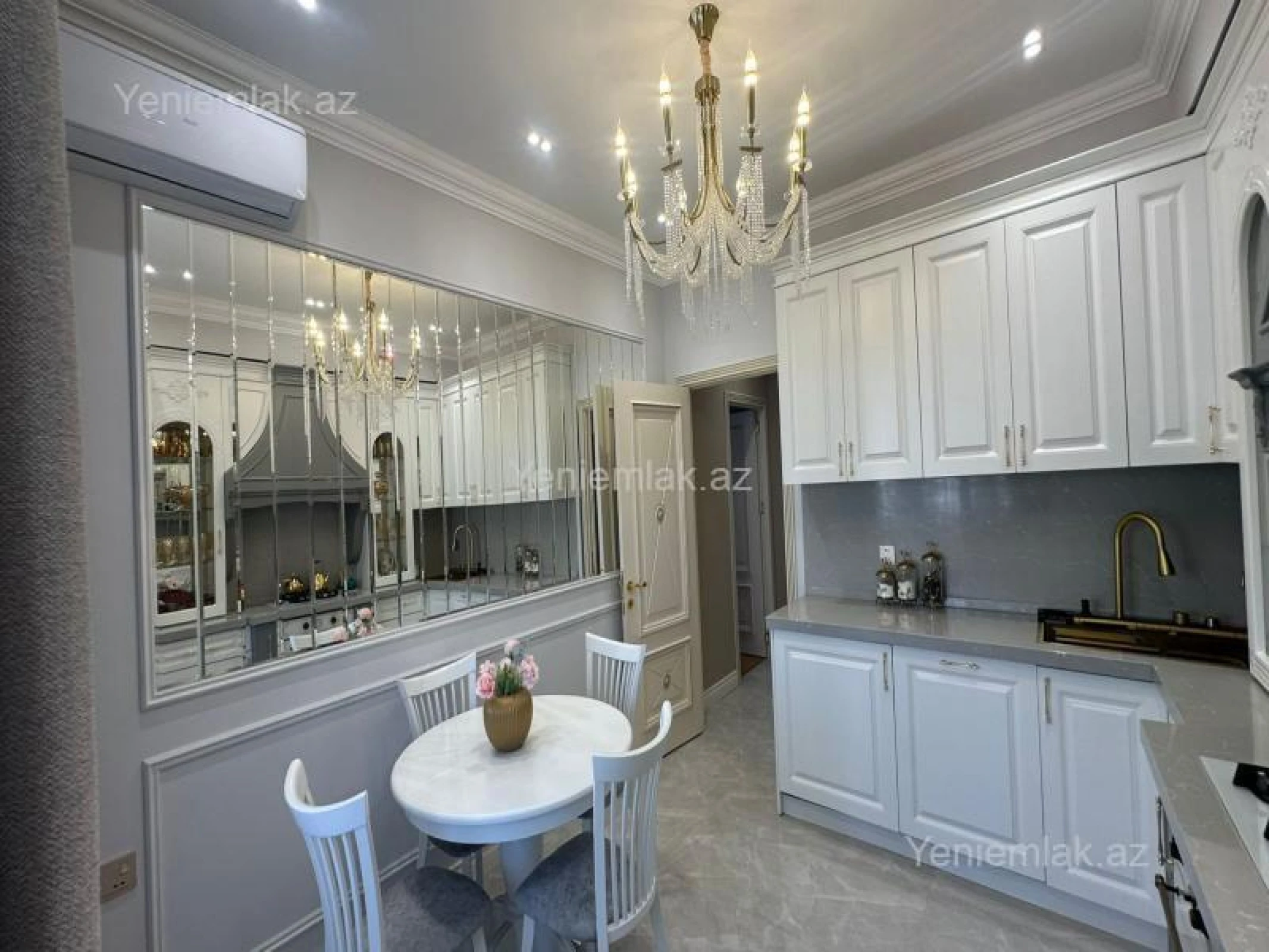 Satılır 3 otaqlı köhnə tikili 130 m²