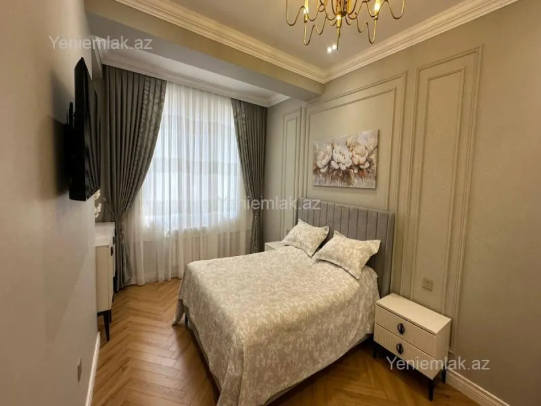 Satılır 3 otaqlı köhnə tikili 130 m²
