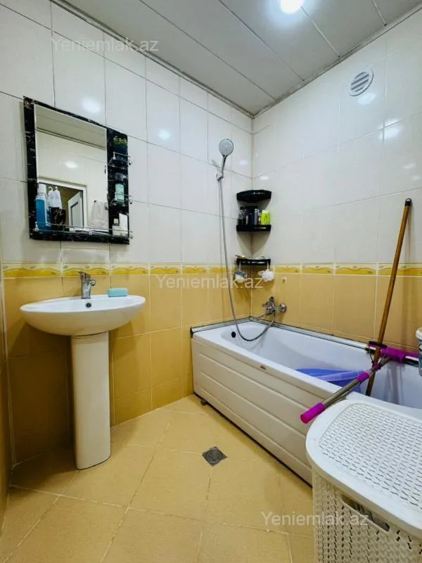 Satılır 4 otaqlı köhnə tikili 100 m²